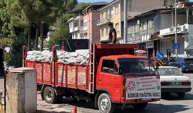 Kaymakamlık bahçesine, tonlarca kömür yığıldı: Ekipler, vatandaşlara dağıtıyor
