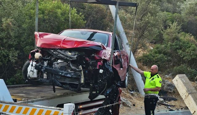 Kuşadası'nda Korkutan Kaza! : Otomobil dev direği yerinden söktü