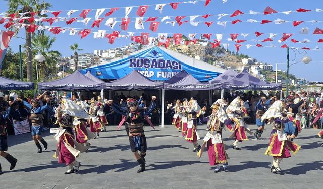 Kuşadası 'Zafer'in 104. yılını 'Ata'nın huzurunda kutladı