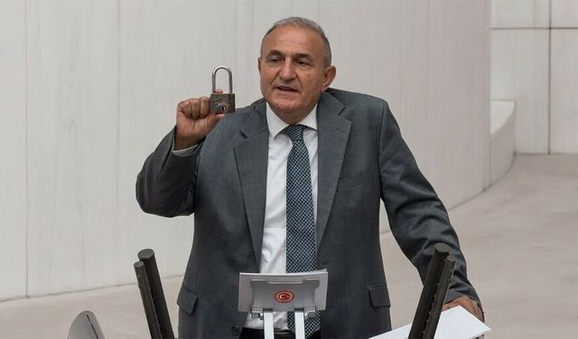 Milletvekili Karakaş, TBMM’de Aydınlı esnafın verdiği kilitle konuştu