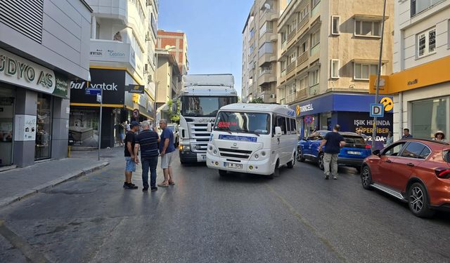 Nazilli gözünü kaza ile açtı : Tır ile minibüs çarpıştı