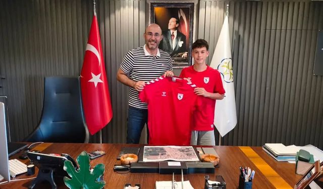 Samsunspor’a imza attı, formasını Zencirci’ye hediye etti