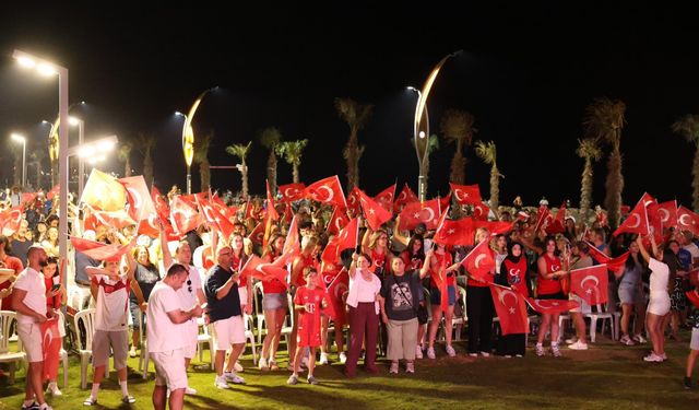Başkan Hatice Gençay, Mavişehir’de Filenin Sultanları’nın Şampiyonluk coşkusunu halkla birlikte yaşadı
