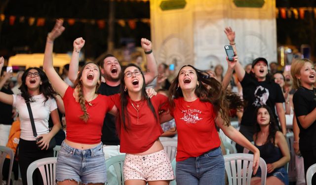 Nazilli’de milli zafer coşkusu Meydan kırmızı-beyaza büründü, “Teşekkürler Filenin Sultanları”