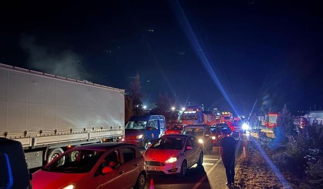 Kamyonet tıra arkadan çarptı: 1 ölü, 4 ağır yaralı