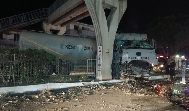 Aydın'da tır üst geçide çarptı: 1 yaralı