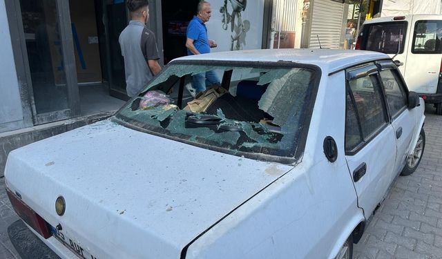 Apartmandan düşen sıva parçaları otomobile zarar verdi
