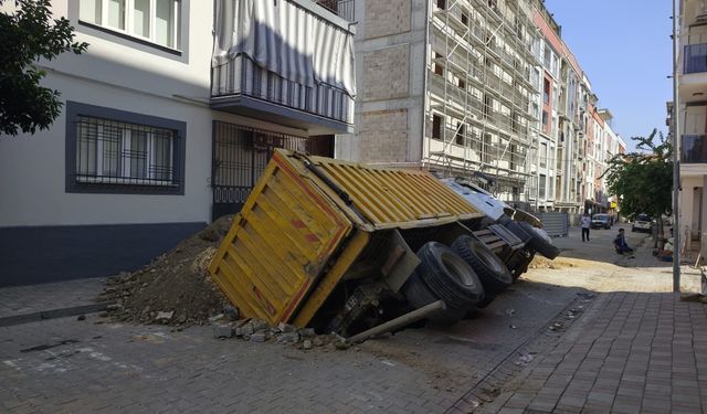 Aydın’da yol çöktü, kamyon çukura düştü