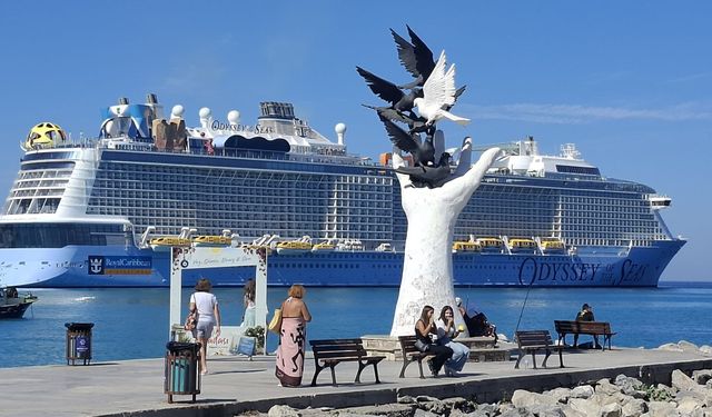 Bahamalar'ın devleri Ege Port'a demirledi