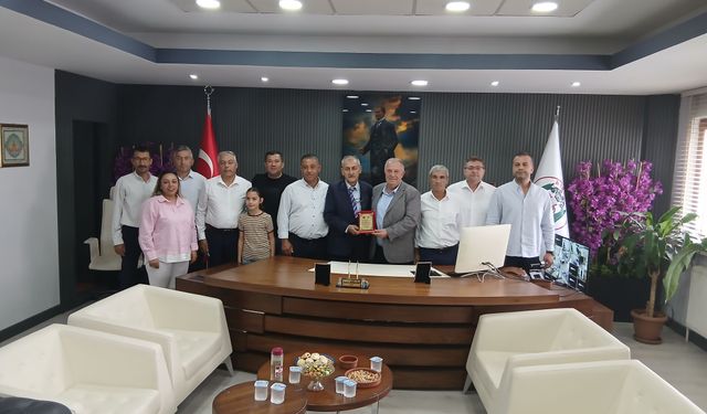 Başkan Büyükyapıcı'dan yılın ahisi Köse'ye plaketli tebrik