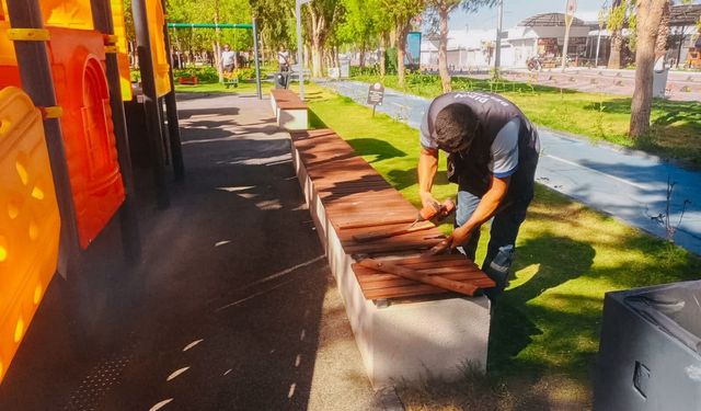 Didim Belediyesi’nin parklardaki bakım ve onarım çalışmaları devam ediyor