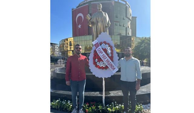 CHP’de 103. yıl tepkisi : İki başkan, çelenk bıraktı