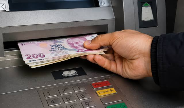 ATM’den para çekerken bu detaya dikkat: Kartın önce verilmesinin nedeni ortaya çıktı