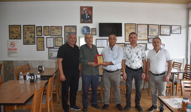 Karacasu Esnaf Odası, yılın ahisi Köse'ye plaket