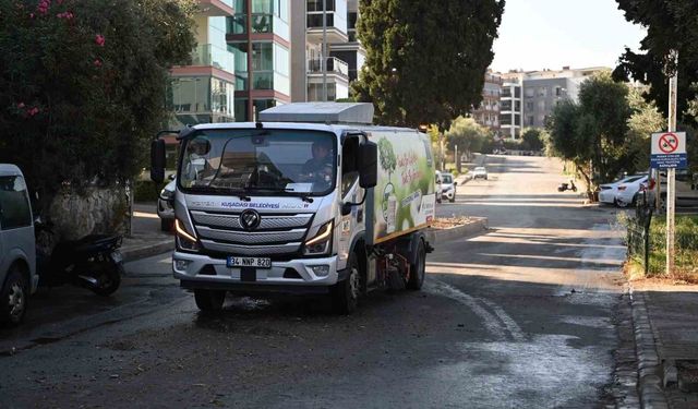 Kuşadası Belediyesi temizlik ekipleri çalışmalarını sürdürüyor