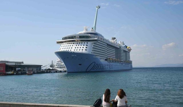 Kuşadası’na 2 kruvaziyerle 4 bin 694 turist geldi