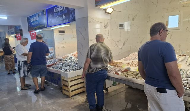 Kuşadası’nda tezgahlarda balık şenliği başladı