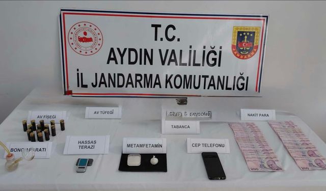 Kuşadası’nda uyuşturucu baskını : Evinden metamfetamin ve 5 silah çıktı