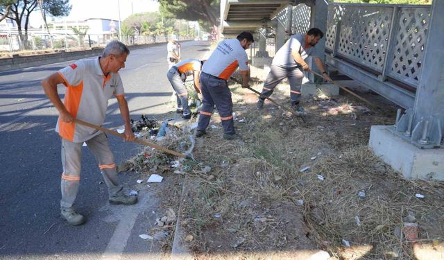 Nazilli Belediyesi’nden devlet karayolunda temizlik çalışması