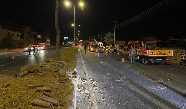Nazilli'de kontrolü kaybedip refüje çarptı; 2 yaralı