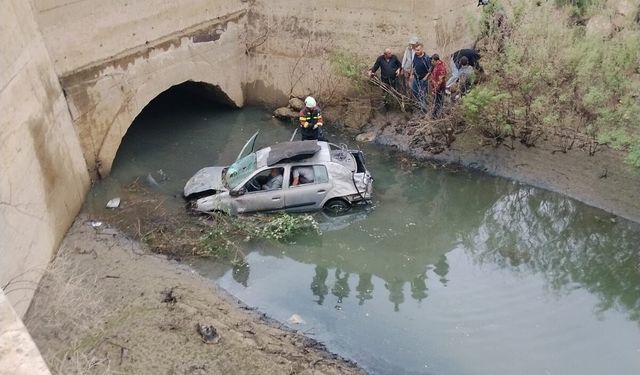 Karacasu’da Otomobil Bariyerleri Aşıp Baraj Kanalına Uçtu: 2 Yaralı
