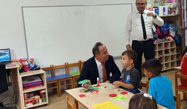 Efeler İlçe Milli Eğitim Müdürü Çomruk, öğrencilerin oyununa ortak oldu