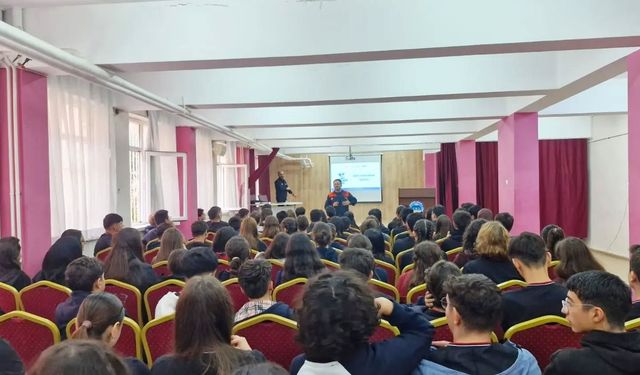 Liseli öğrenciler afetlere karşı bilinçleniyor