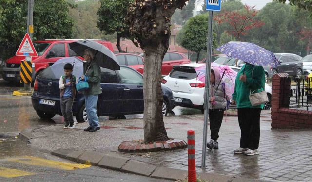 Aydın’da sağanak yağış başladı