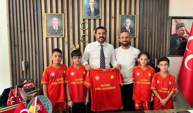 Genç Efe Spor Kulübü, MHP'li Cihangiroğlu forma hediye etti