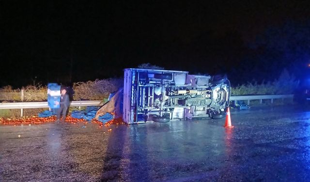 Karacasu’da kamyonet devrildi: Biri çocuk 2 kişinin mucize kurtuluşu