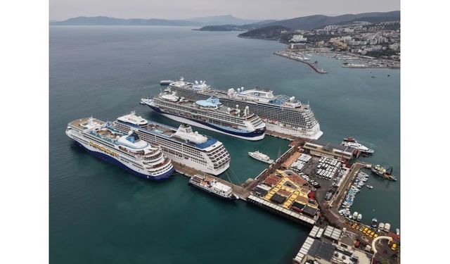 Kuşadası’na turist akını! 4 kruvaziyerle 7 bin 594 turist geldi