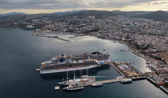 Kuşadası’na 4 kruvaziyerle 6 bin turist geldi
