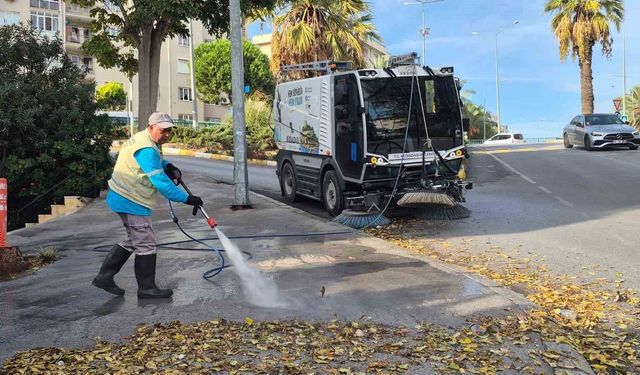 Kuşadası’nda cadde temizliği aralıksız sürüyor
