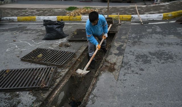 Kuşadası’nda fırtına sonrası ekipler sahaya indi