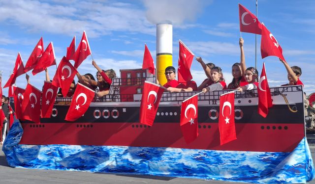 Kuşadası'nda kalpler 'Cumhuriyet' coşkusunda buluştu