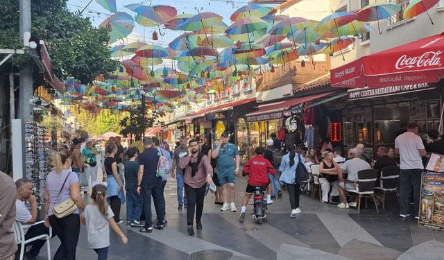 Kuşadası'nda sıcak hava sokaklara davetiye çıkardı