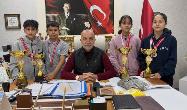 Şehit Rıfat Tunçbilek Ortaokulu, kupaları topladı