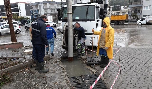 Kuşadası'nda sağanak yağış etkili oldu