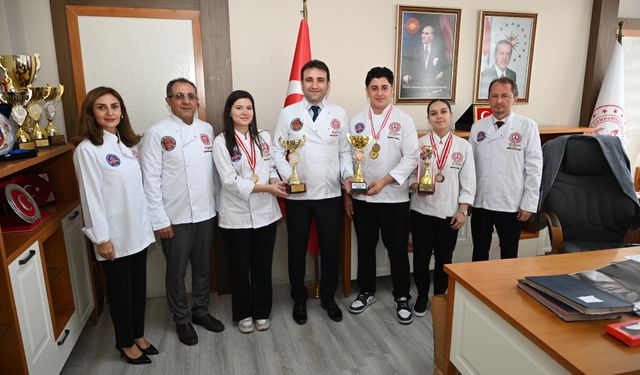 Türkiye şampiyonu genç şeflerden Müdür Yiğit'e ziyaret