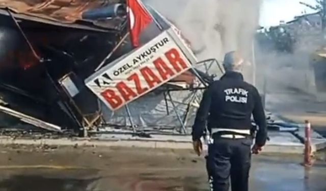 Alevlerin arasında kalan Türk bayrağına polis memuru yetişti
