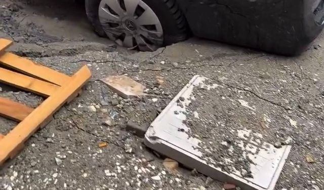 Sağanak sonrası yol çöktü! Araçlar mahsur kaldı