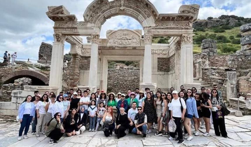 ADÜ Kuşadası Öğrencileri Efes Antik Kenti Gezdi