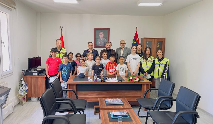 Karacasu'da öğrenciler jandarma karakolunu ziyaret etti