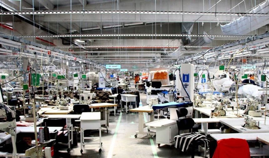 Geçen yılın aynı dönemine göre %28 artışla yaklaşık 15 bin şirketin kapandığı bildirildi. Ekonomik zorluklar, yüksek enflasyon, sıkı para politikaları ve azalan ihracat siparişleri, tekstil sektöründe ciddi sorunlara yol açtı.