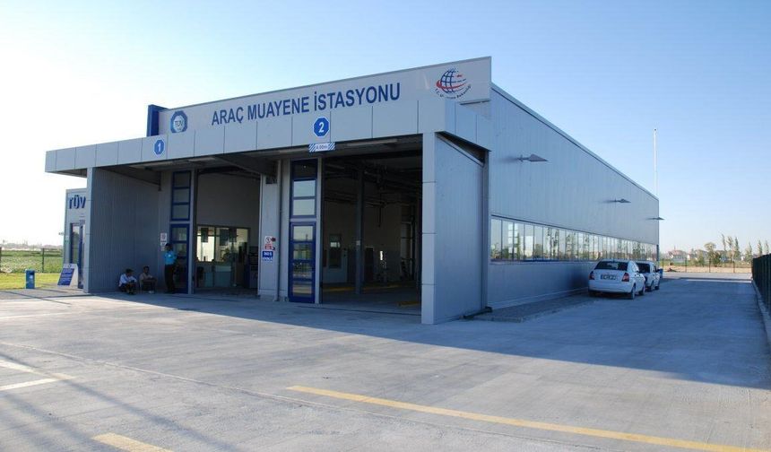 Trafik Polisi Denetimi ve Trafikten Men
Trafikte muayenesi yapılmamış bir araç, trafik polisleri tarafından durdurulabilir ve bağlanarak trafikten men edilebilir. Bu durumda, araç çekici ile otoparka çekilir ve muayenesi yapılana kadar kullanılamaz.