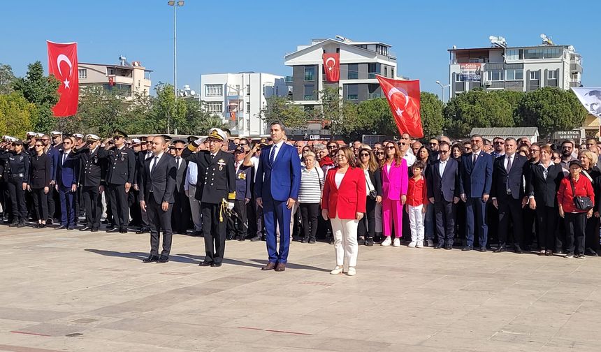 Didim'de 29 Ekim çelenk koyma töreniyle başladı