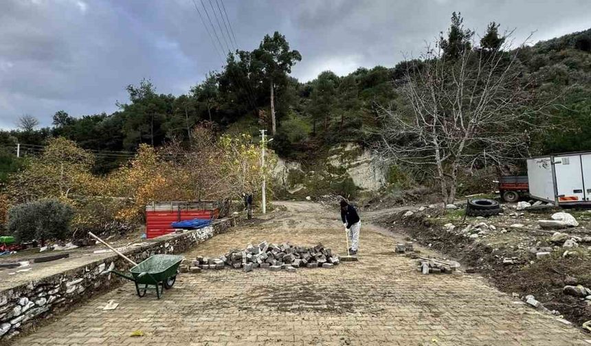 Karacasu’da yolları yenileme çalışmaları sürüyor