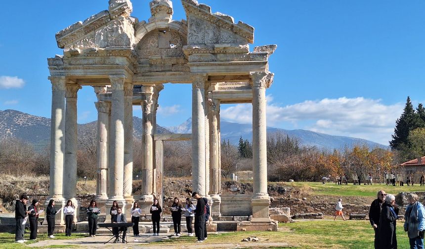 Koçarlılı öğrencilerden Afrodisias’ta 3 Aralık farkındalığı