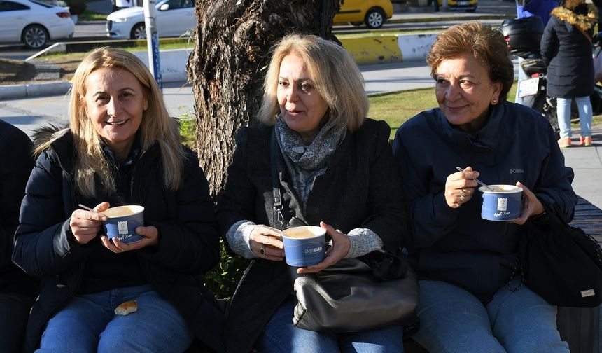 Kuşadası Belediyesi’nden soğuk havalarda çorba ikramı