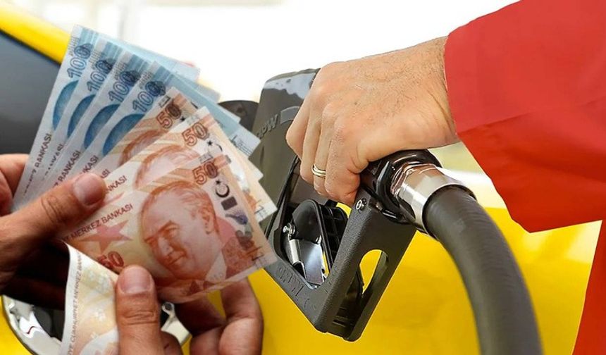 AKARYAKIT FİYATLARI NASIL HESAPLANIYOR?
Türkiye'de benzin ve motorin fiyatları, gümrüksüz rafineri fiyatı üzerinden ÖTV, EPDK payı ve KDV hariç rafineri satış fiyatıyla hesaplanıyor. Gümrüksüz rafineri fiyatı ise, Akdeniz-İtalyan piyasasında yayınlanan günlük CIF fiyatları ve döviz kuru göz önünde bulundurularak belirleniyor.